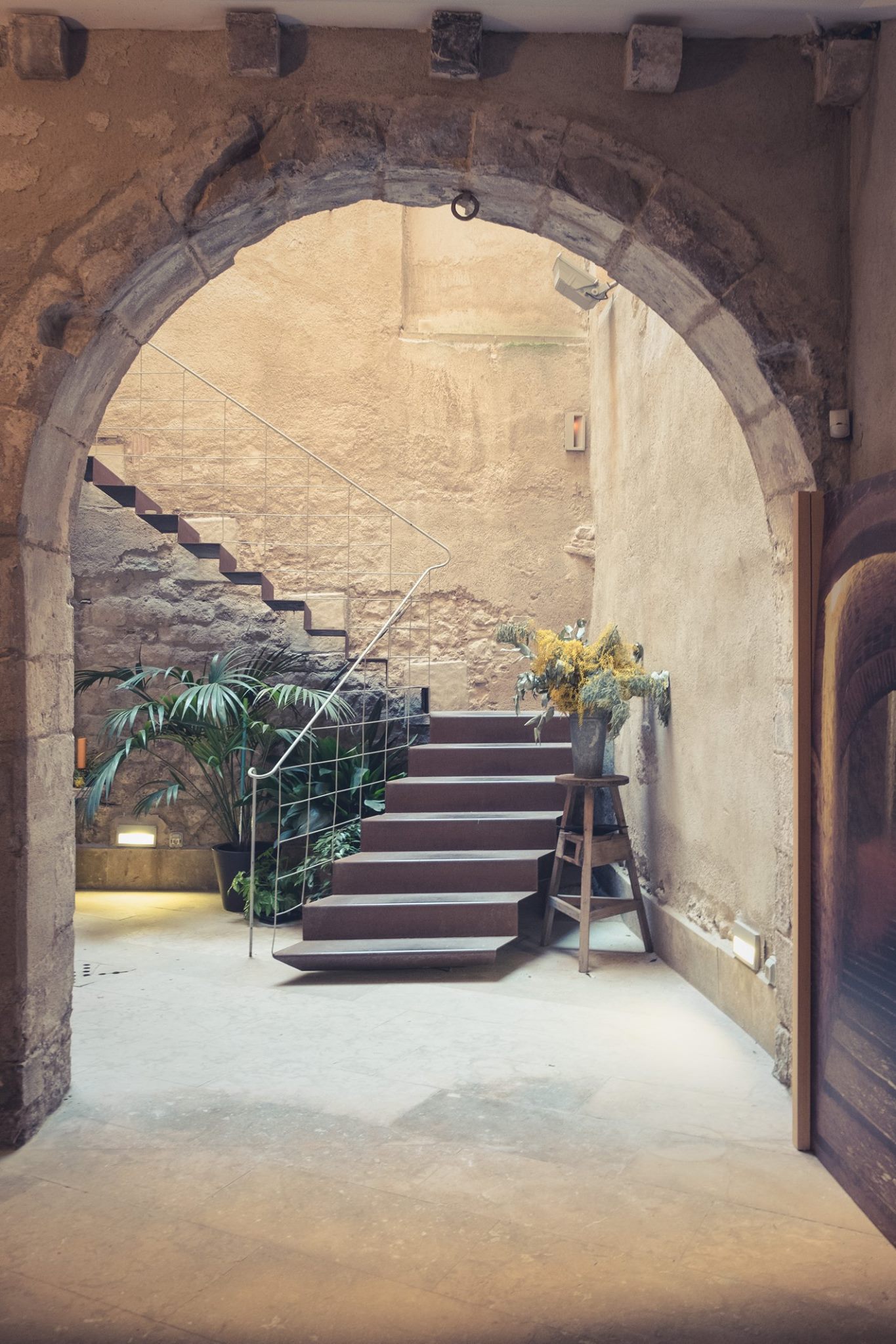 Entrada y escalera de Casa Adret