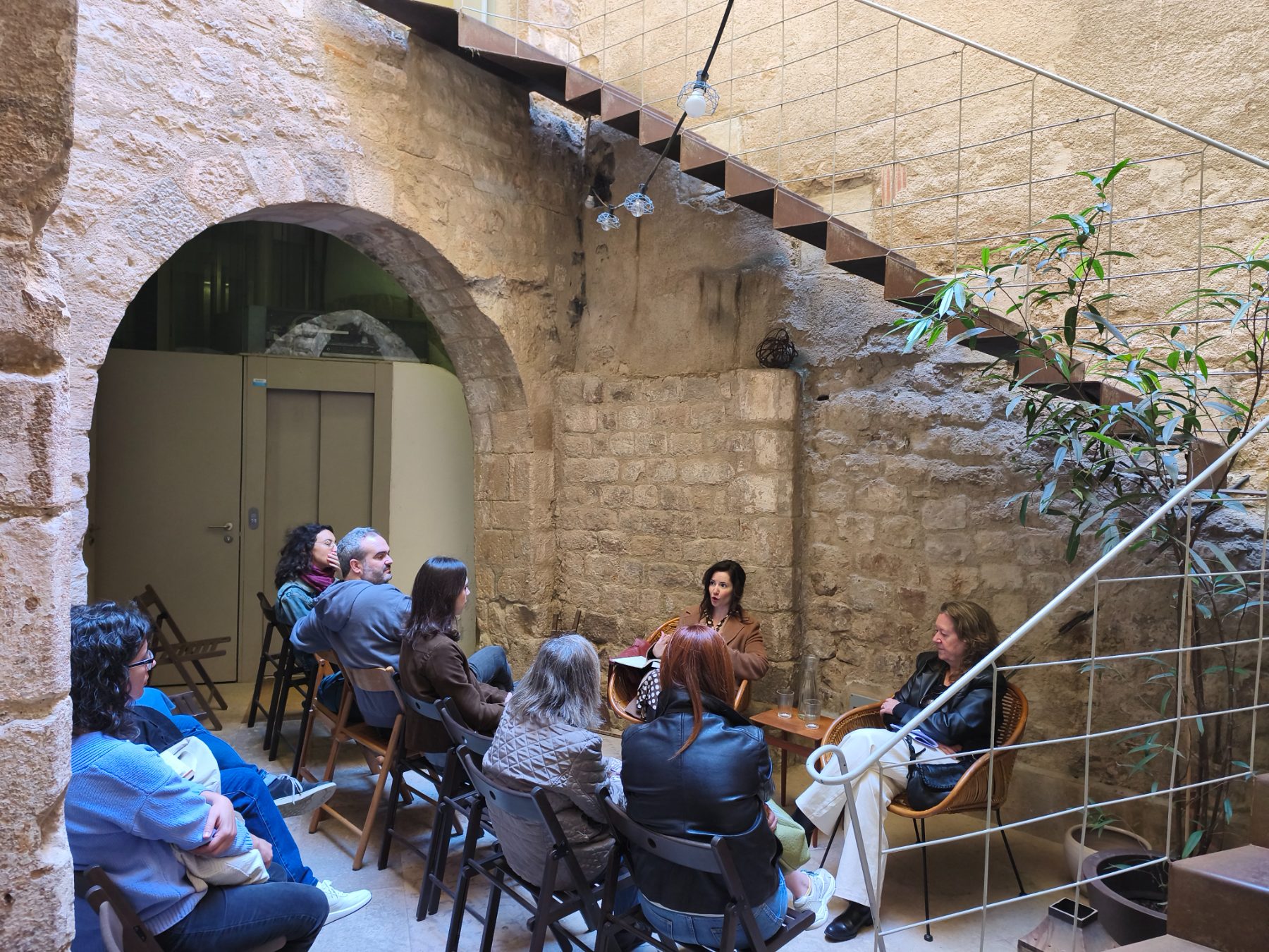 Conversación en el patio, festival de otoño 2025