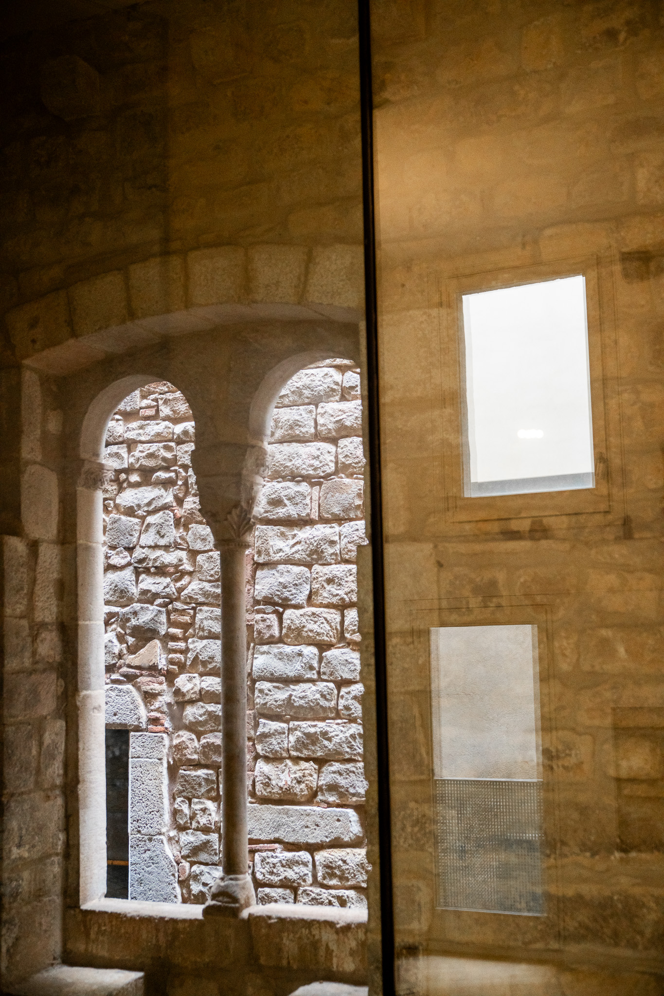 Ventana románica de Casa Adret, en el Call de Barcelona